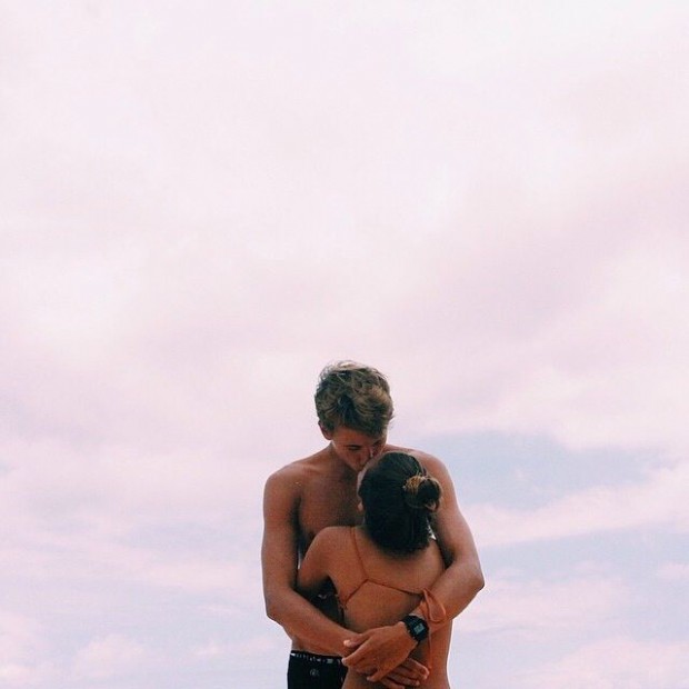 top 10 popular posts of 2015 from Advicefroma20Something.com, cute couple on beach, traveling with boyfriend, first trip together, young couple, couple at sunset