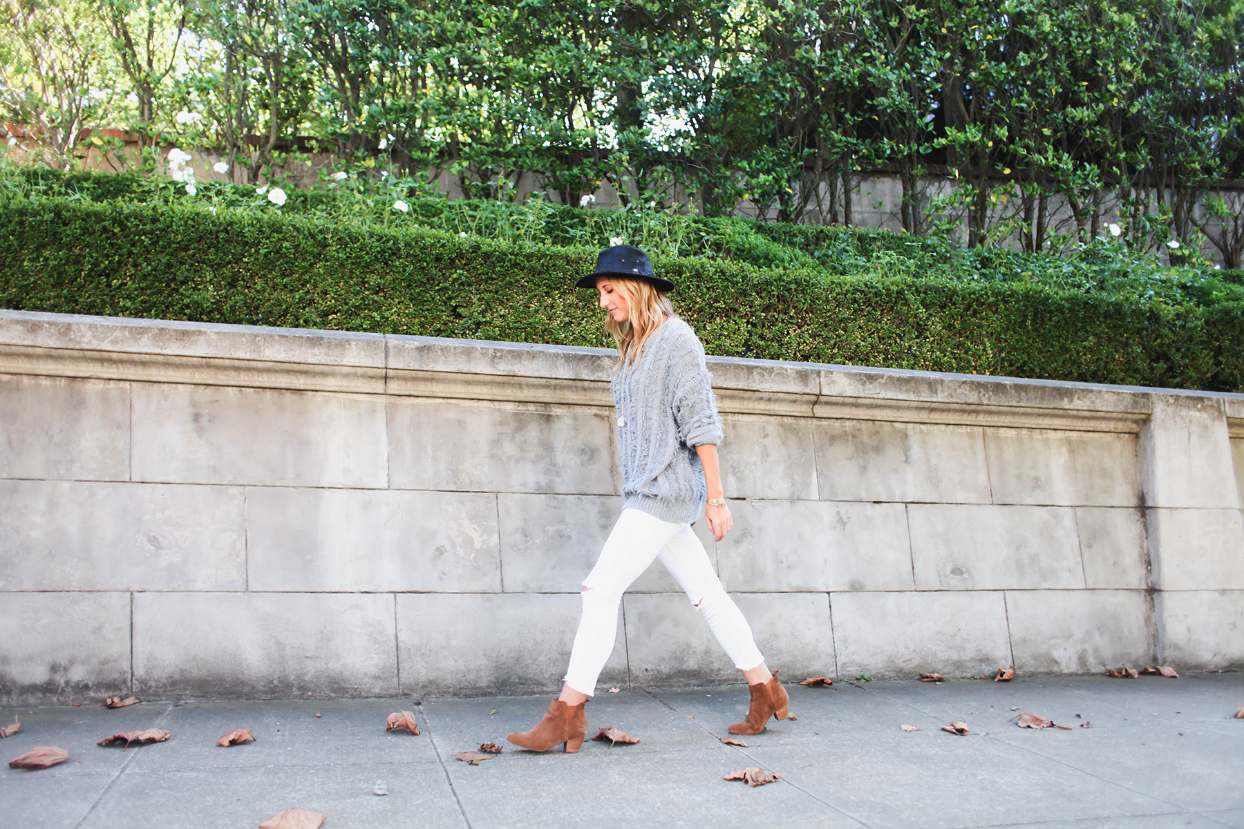 How To Wear White Jeans In Fall 