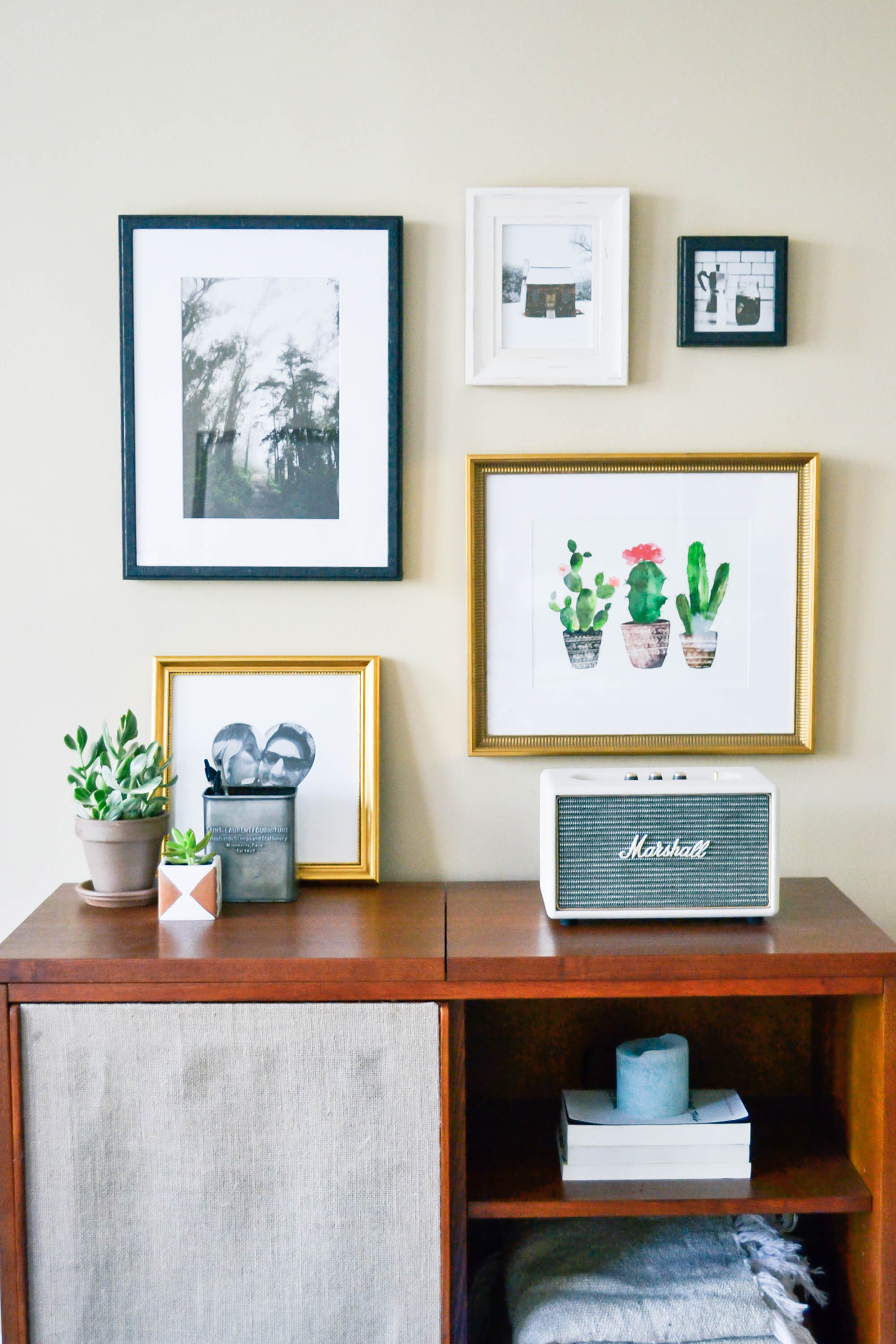 framebridge gallery wall, stylish frames, custom frames, decorating guys apartment, masculine decor, masculine apartment decor, photography by Amanda Holstein for Advicefroma20Something.com