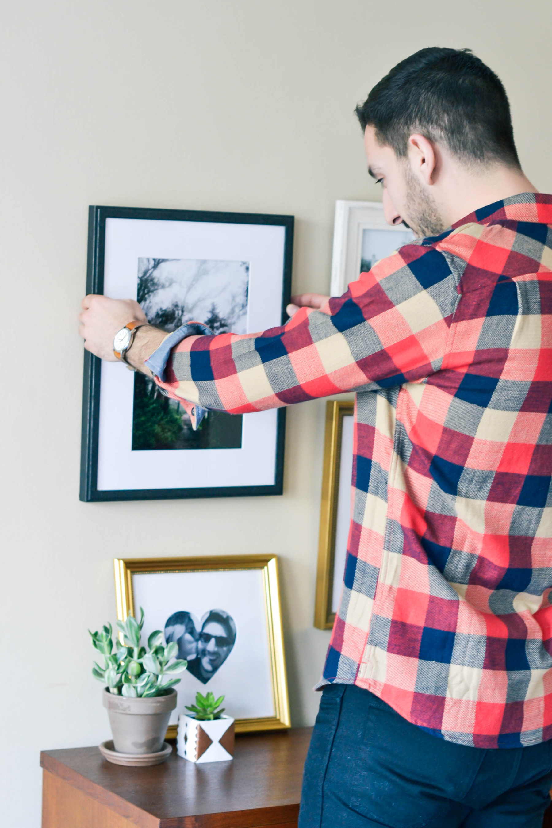 framebridge gallery wall, stylish frames, custom frames, decorating guys apartment, masculine decor, masculine apartment decor, photography by Amanda Holstein for Advicefroma20Something.com