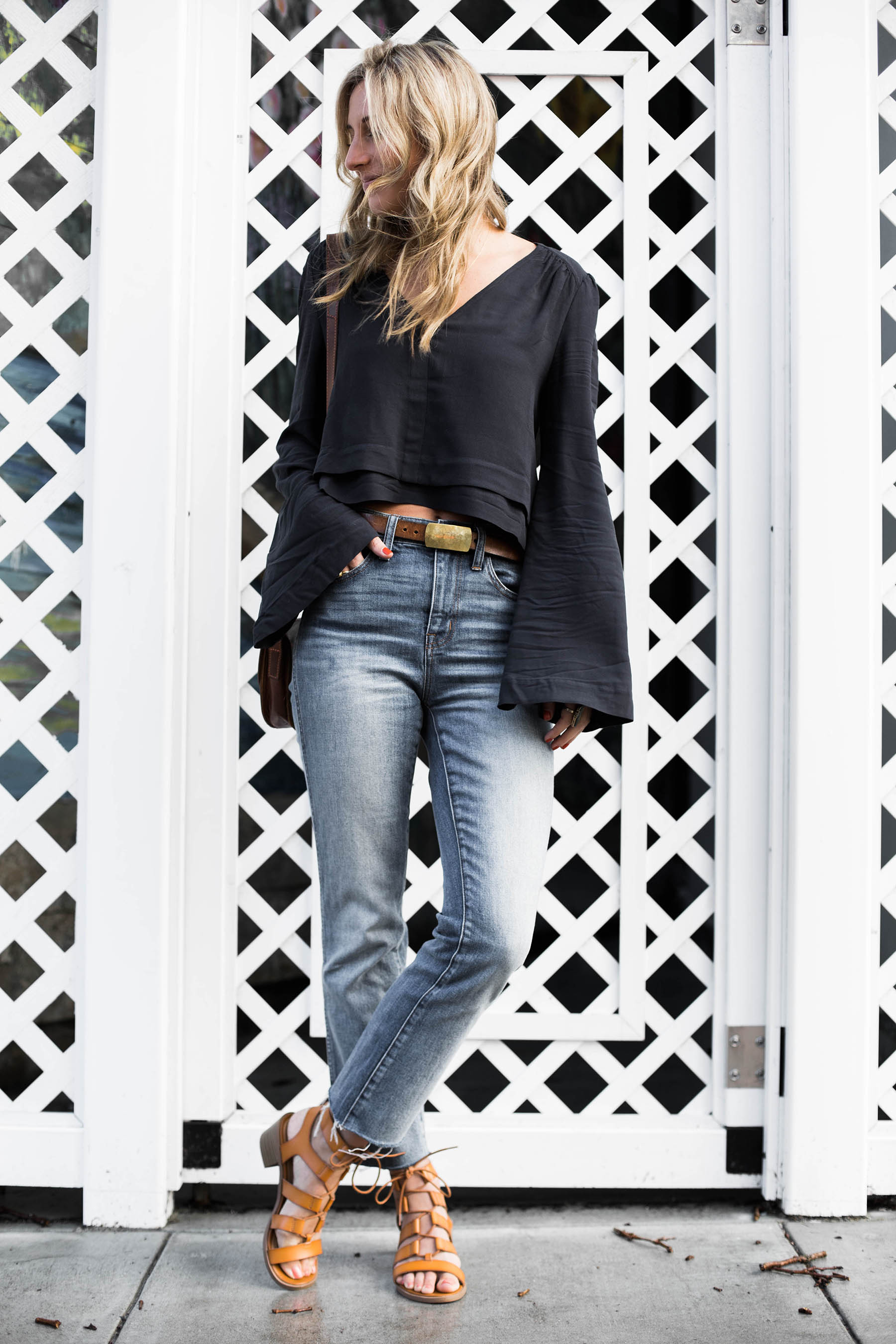 Amanda Holstein in spring outfit featuring Free People top, Madewell jeans, Old Navy sandals