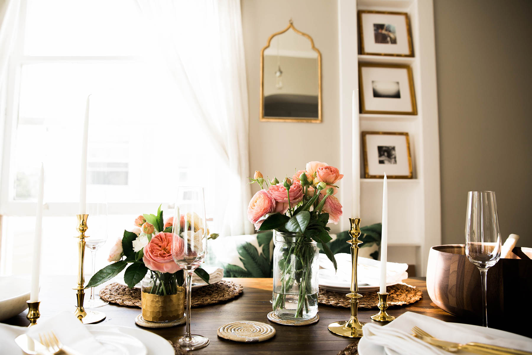 gold, white and pink table decor and flowers