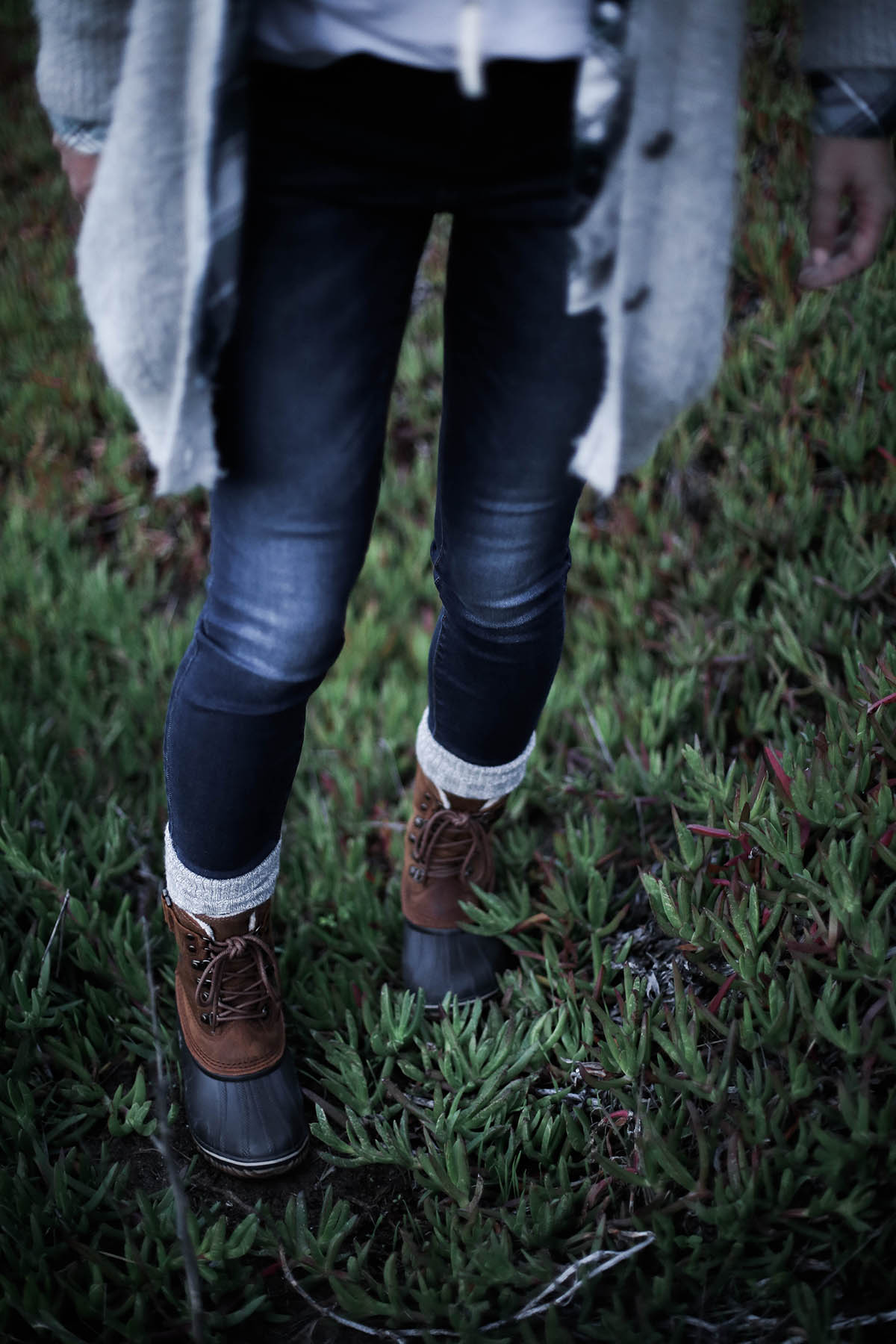 sorel boots with socks and jeans