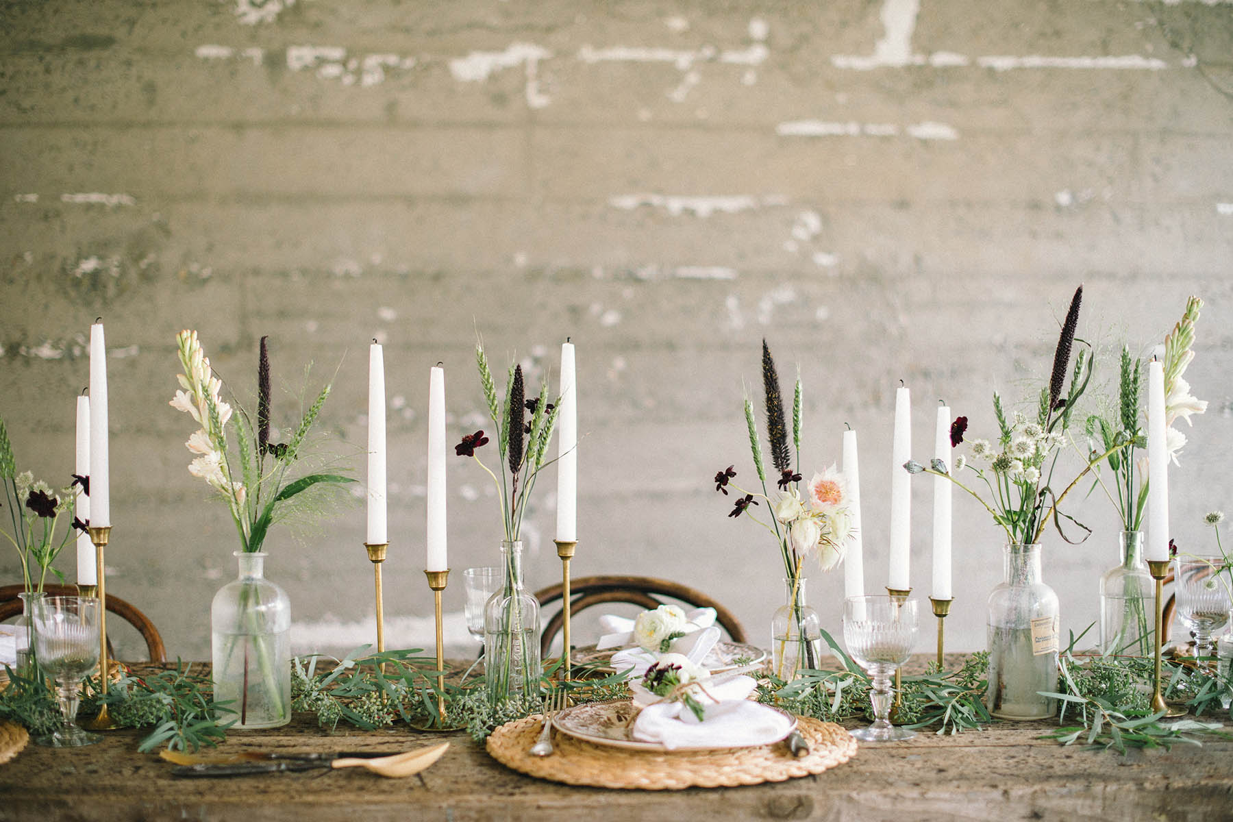 rustic friendsgiving tablescape decor and centerpiece