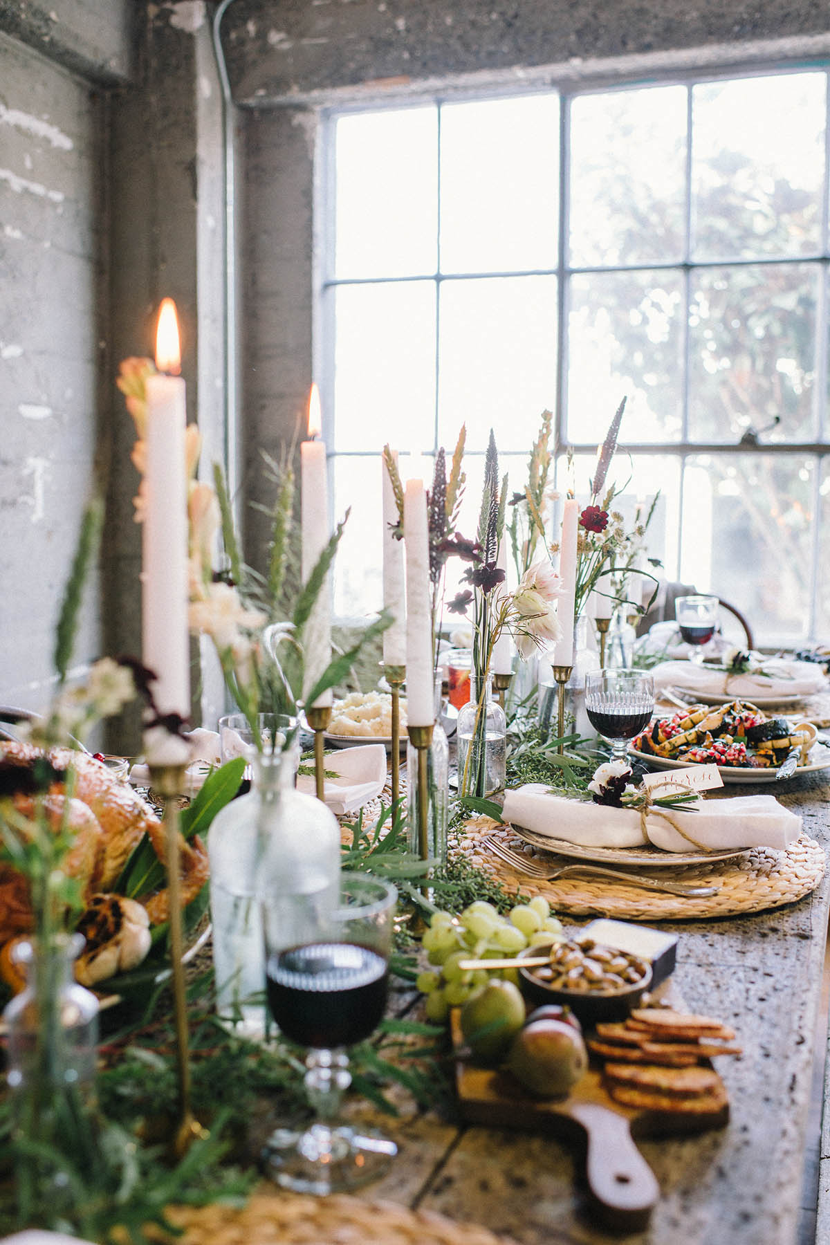 rustic friendsgiving tablescape decor