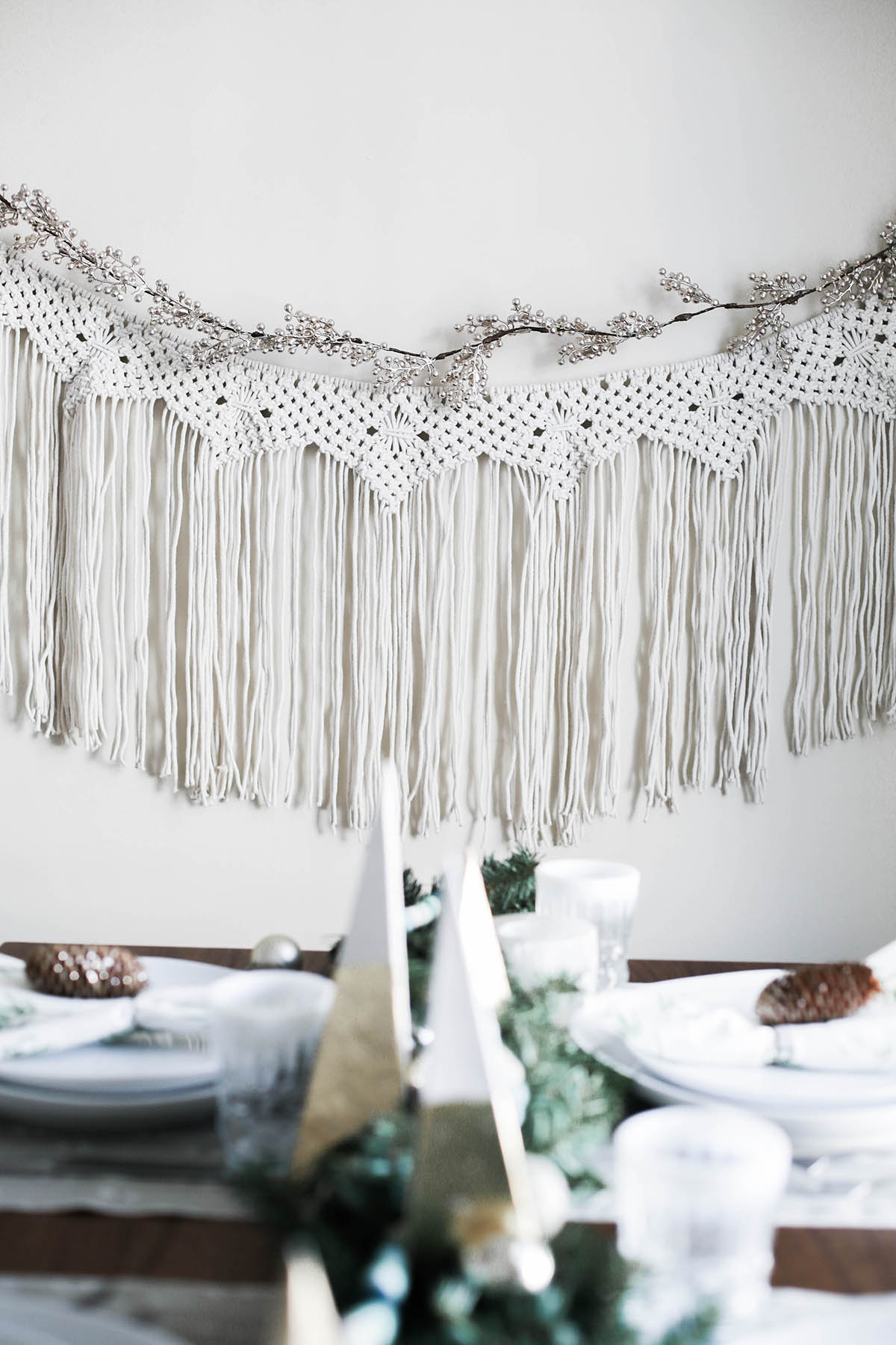 earthy holiday tablescape idea with macrame backdrop