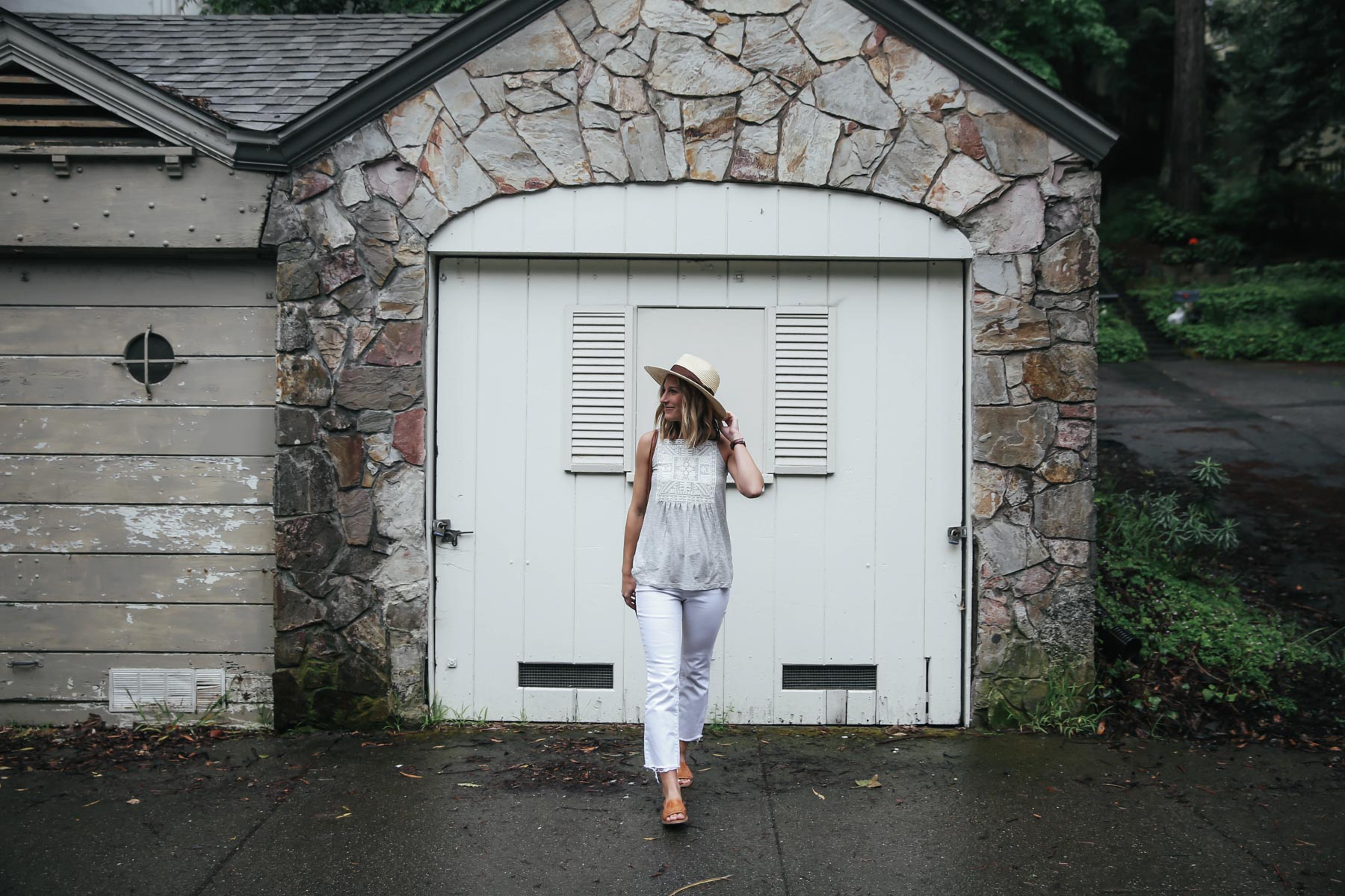 Amanda Holstein in Old Navy white jeans for summer outfit