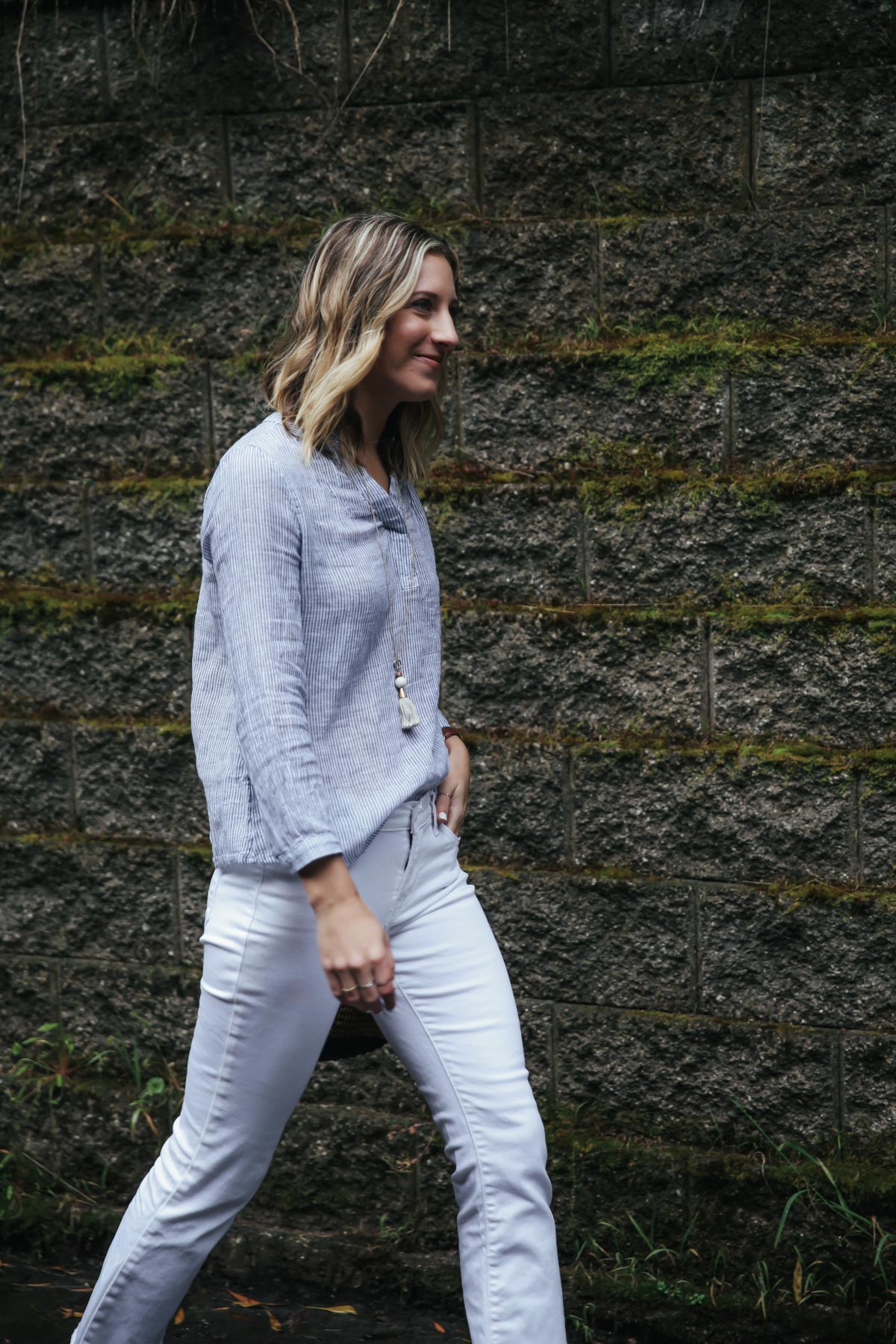 light blue linen top with white jeans for summer outfit