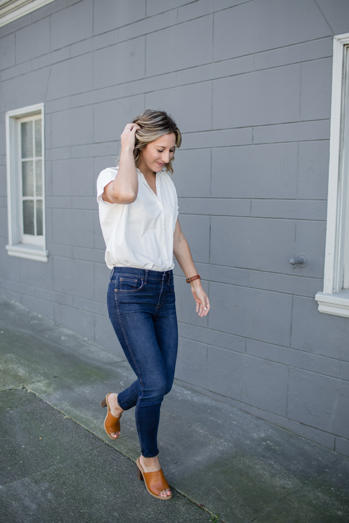 basic outfits with skinny jeans and white button-down shirt
