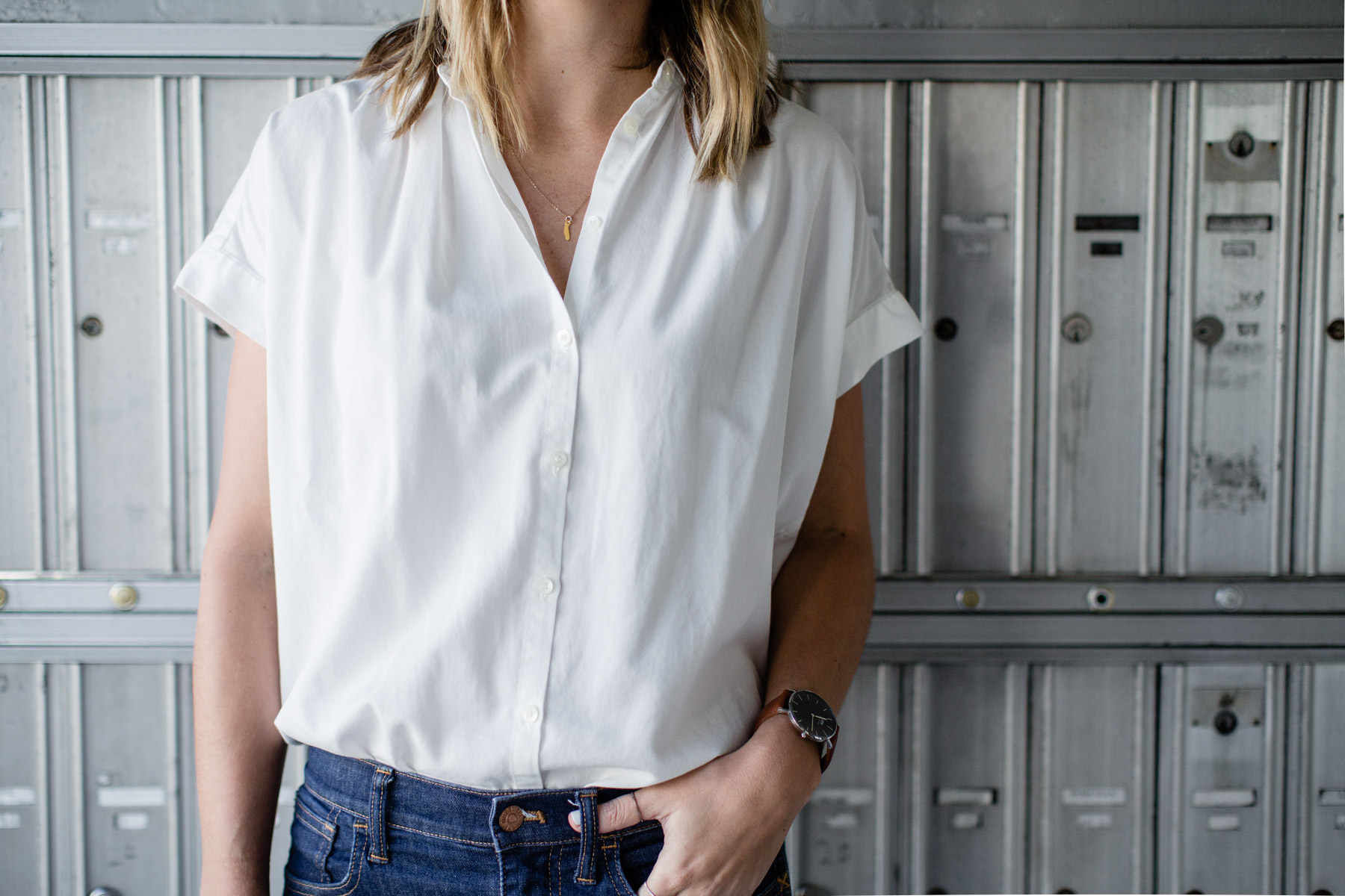 basic outfits with skinny jeans and white button-down shirt