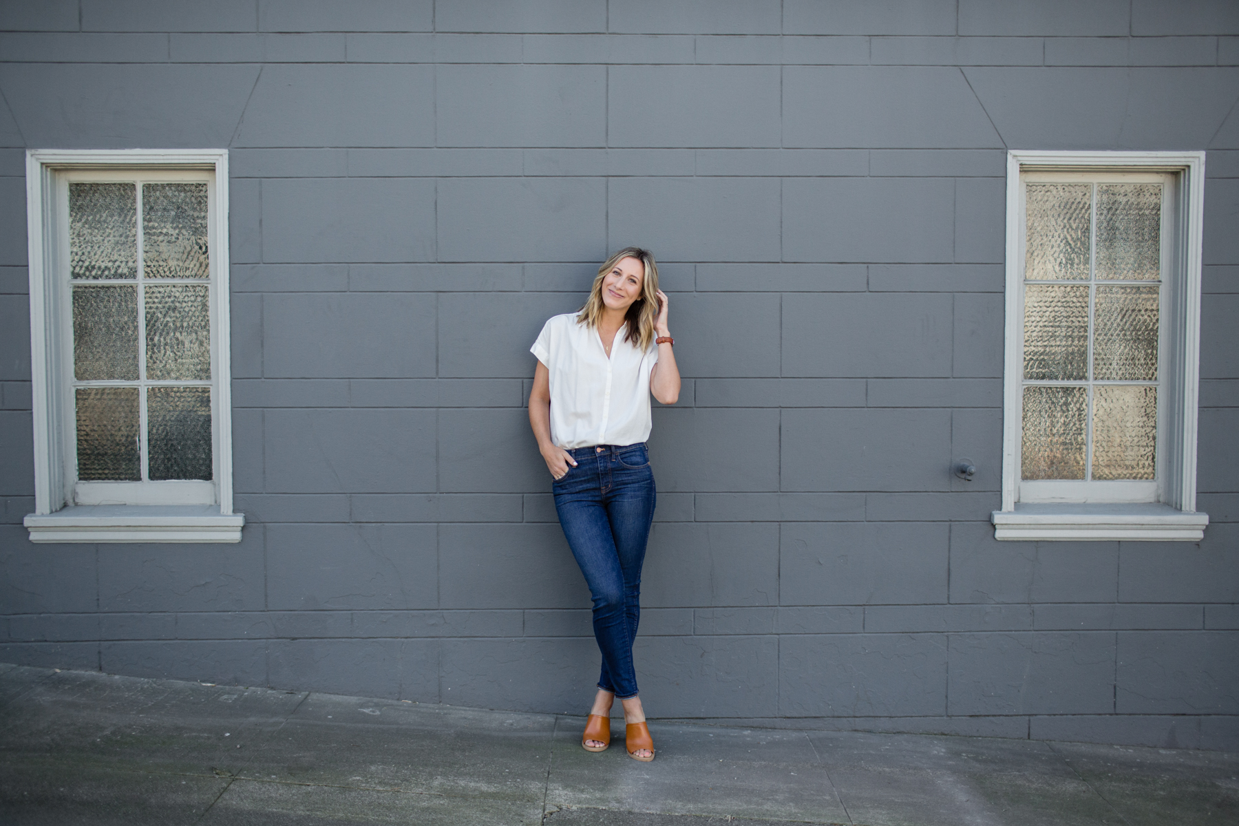 basic outfits with skinny jeans and white button-down shirt