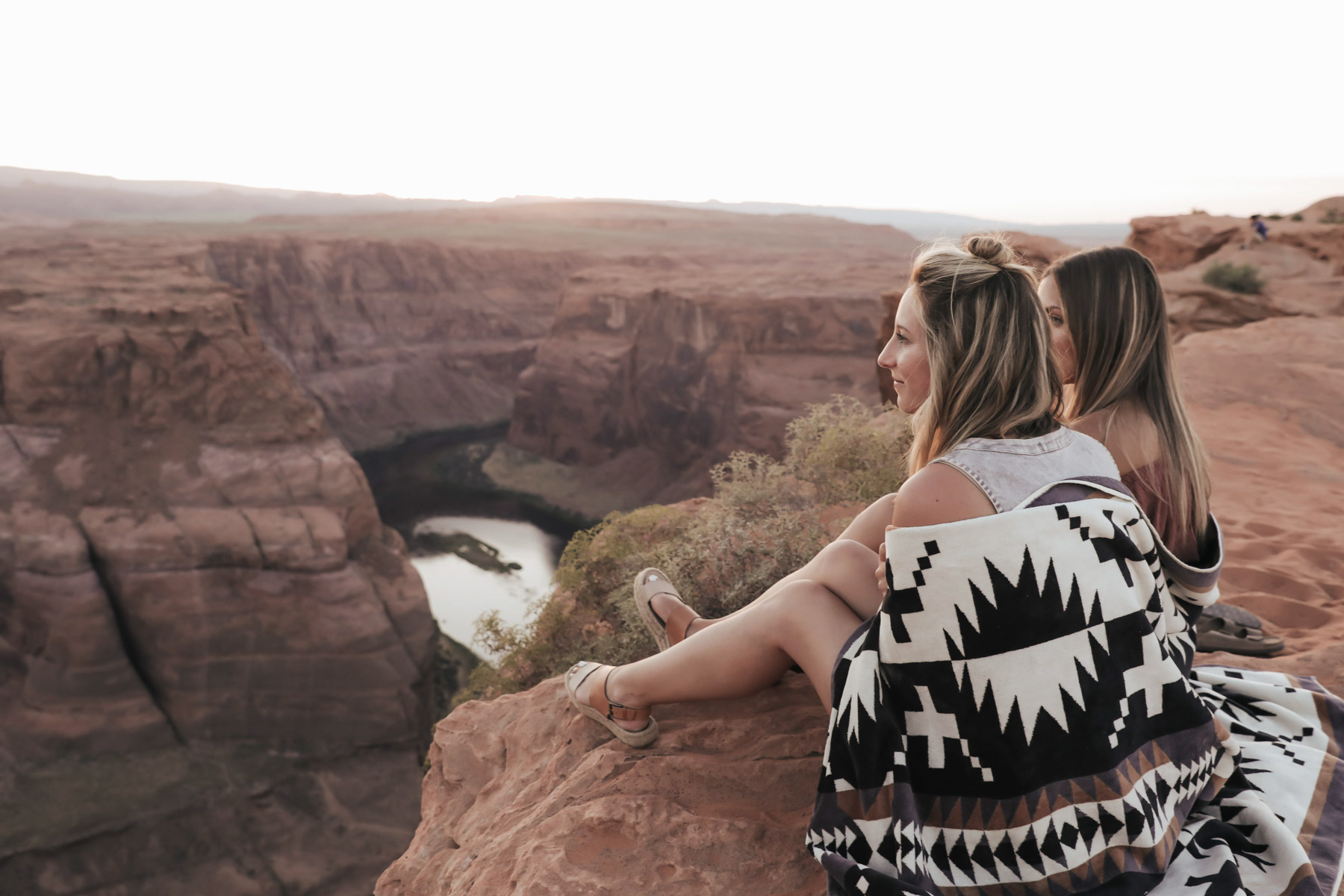 southwest road trip at Horseshoe Bend, Page, Arizona in Urban Outfitters pendelton blanket