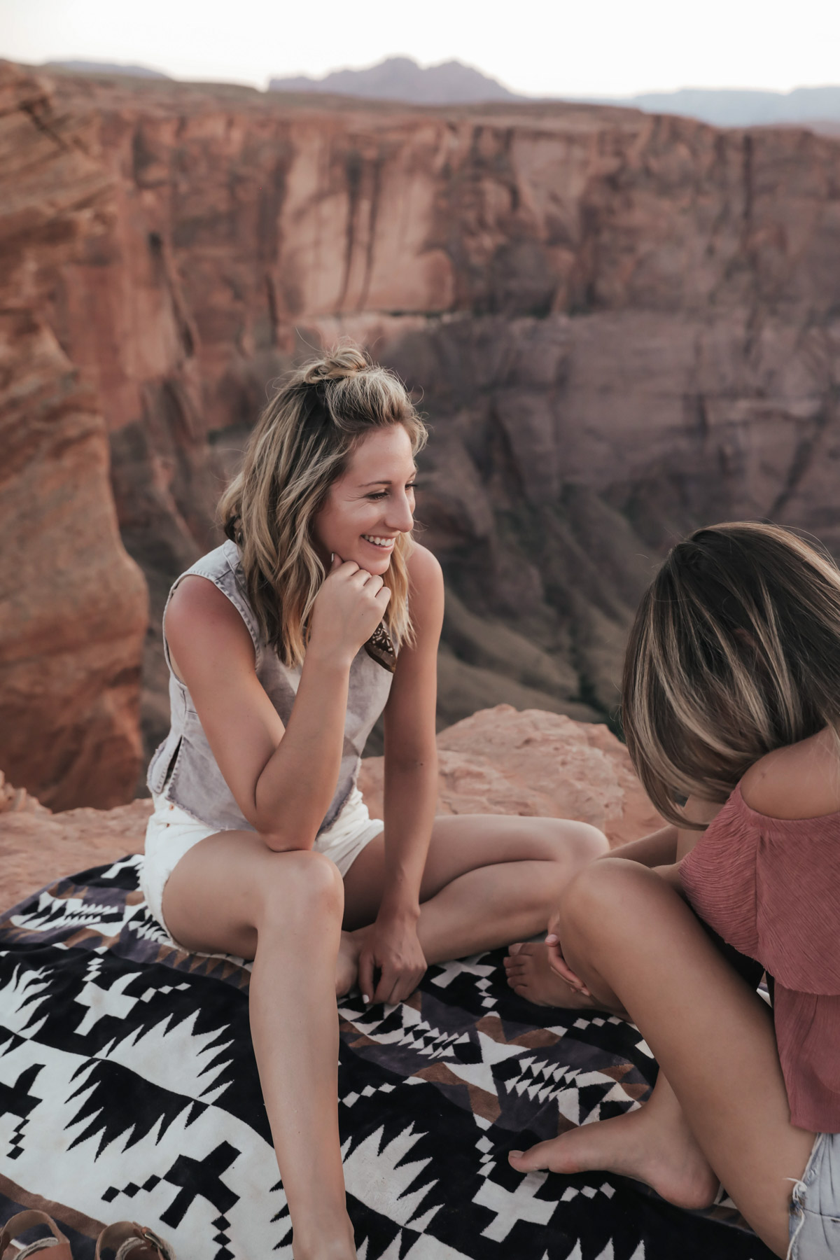 southwest road trip at Horseshoe Bend, Page, Arizona in Urban Outfitters denim and pendelton blanket