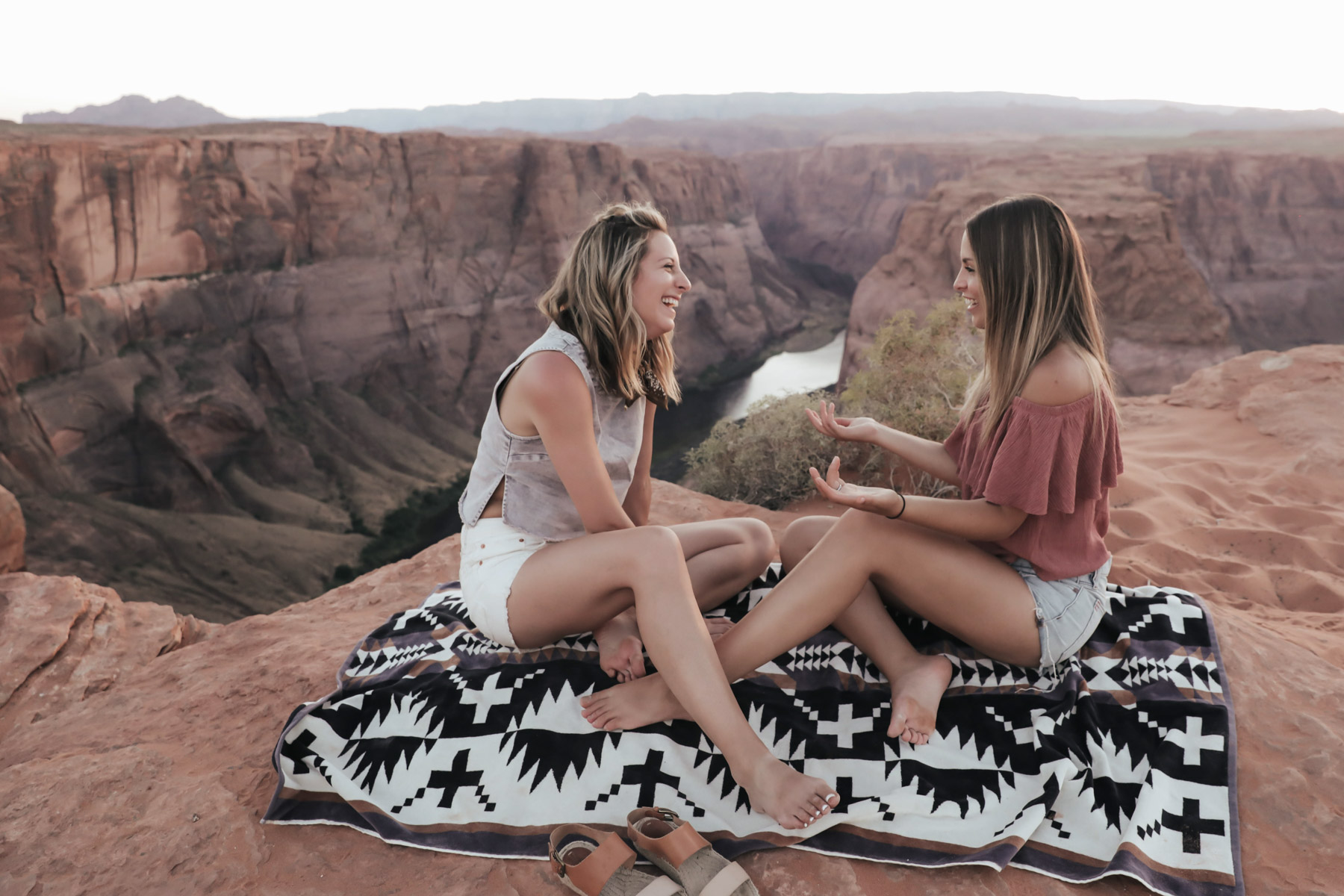 southwest road trip at Horseshoe Bend, Page, Arizona in Urban Outfitters denim and pendelton blanket