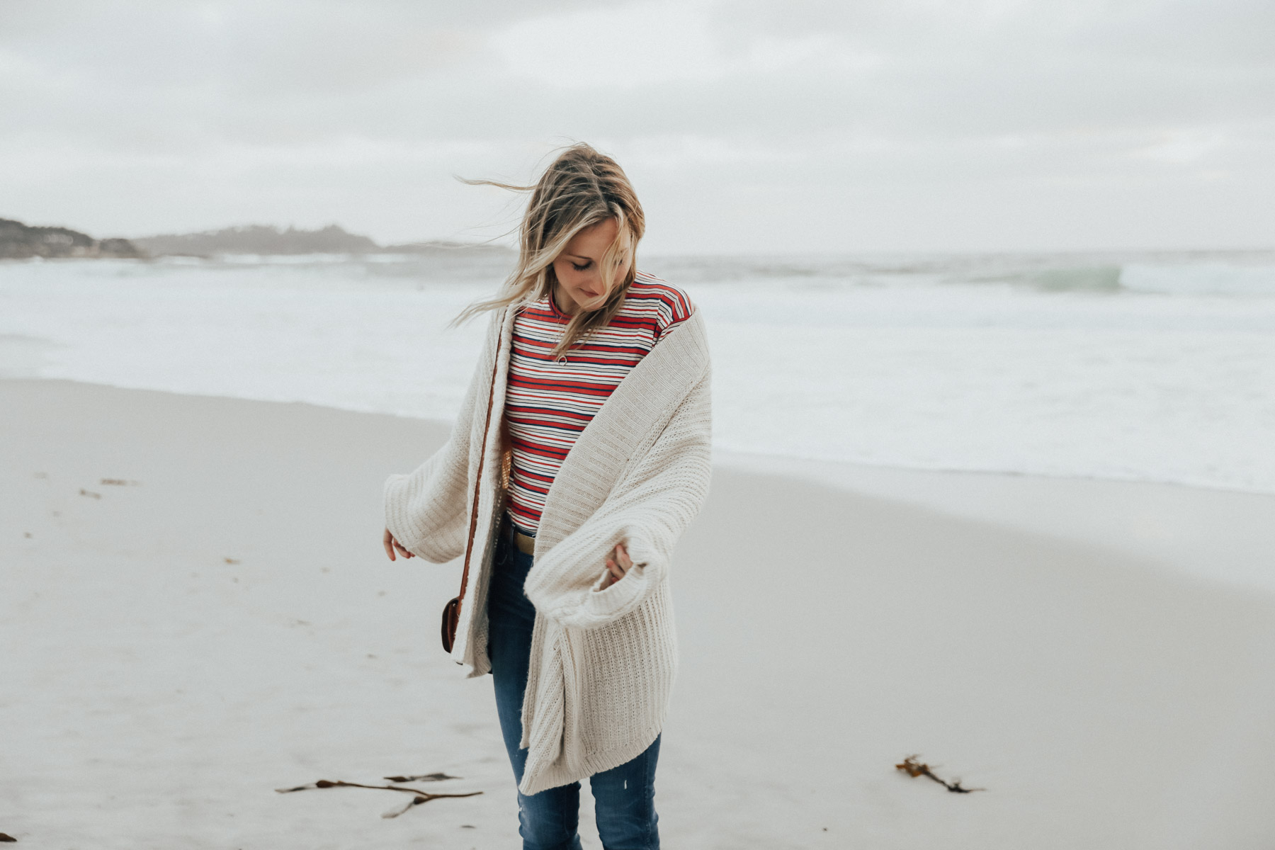 amanda holstein in madewell tee, urban outfitters sweater on beach