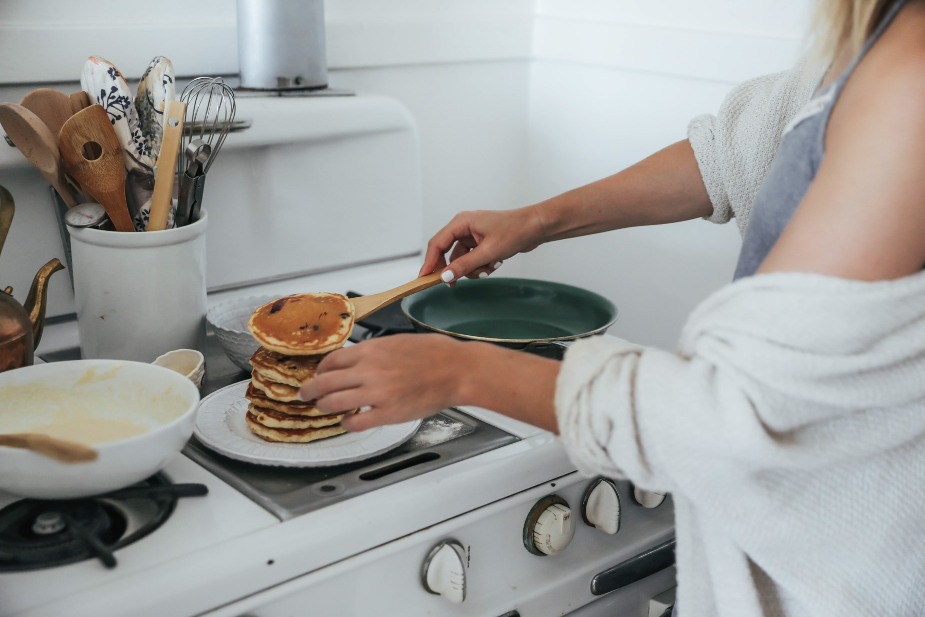 Make breakfast. Доброе утро домохозяйки. Блины домохозяйка. С добрым утром домохозяйка. Девушка готовит панкейки.